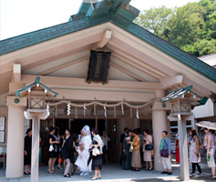 夫婦岩で有名な二見興玉神社で、厳かな神前式。